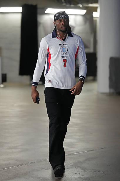 国际足联世界杯-这球衣帅，库明加赛前身着贝克汉姆英格兰球衣进入球馆